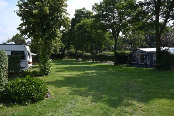 Onze groene camperplaats in Limburg waar gasten hun campers op kunnen neerzetten. 